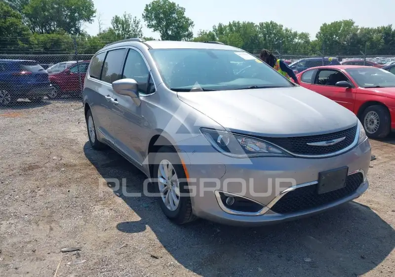 2017 Chrysler PACIFICA photo