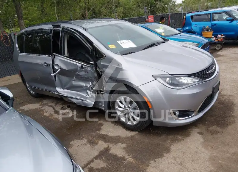 2017 Chrysler PACIFICA photo