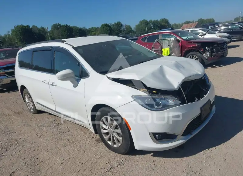 2017 Chrysler PACIFICA photo