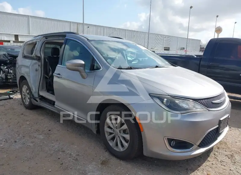 2017 Chrysler PACIFICA photo