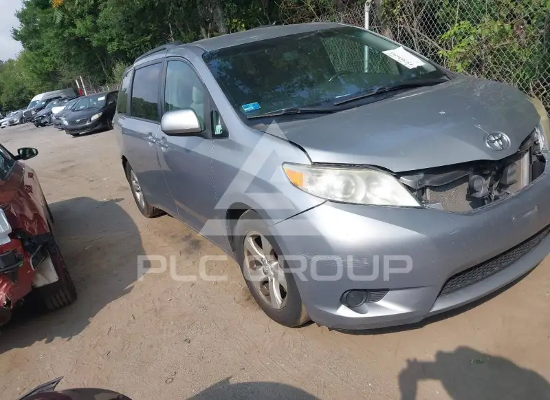 2017 Toyota SIENNA photo