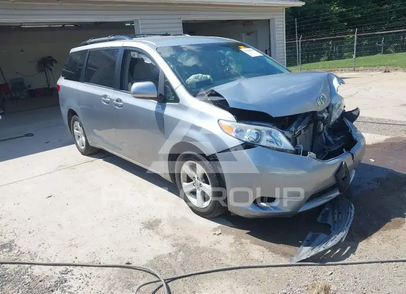 2017 Toyota SIENNA photo