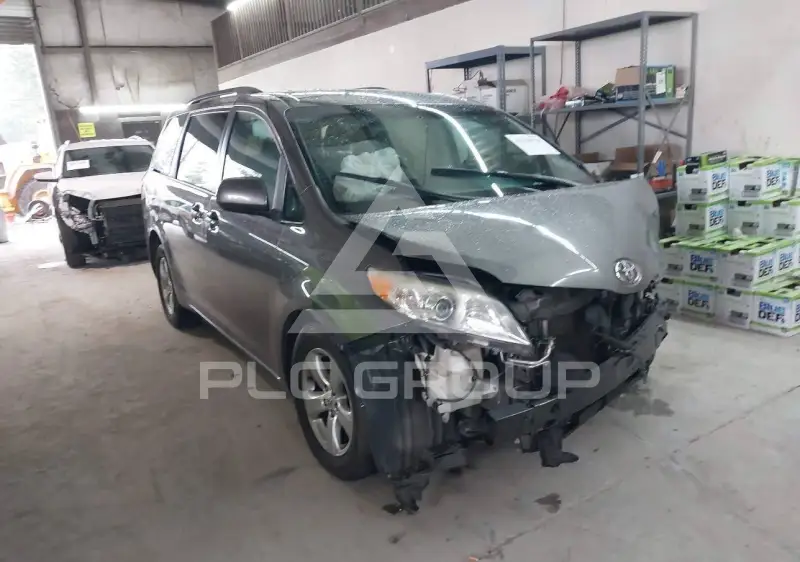 2017 Toyota SIENNA фото