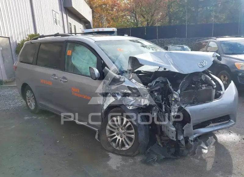 2017 Toyota SIENNA photo