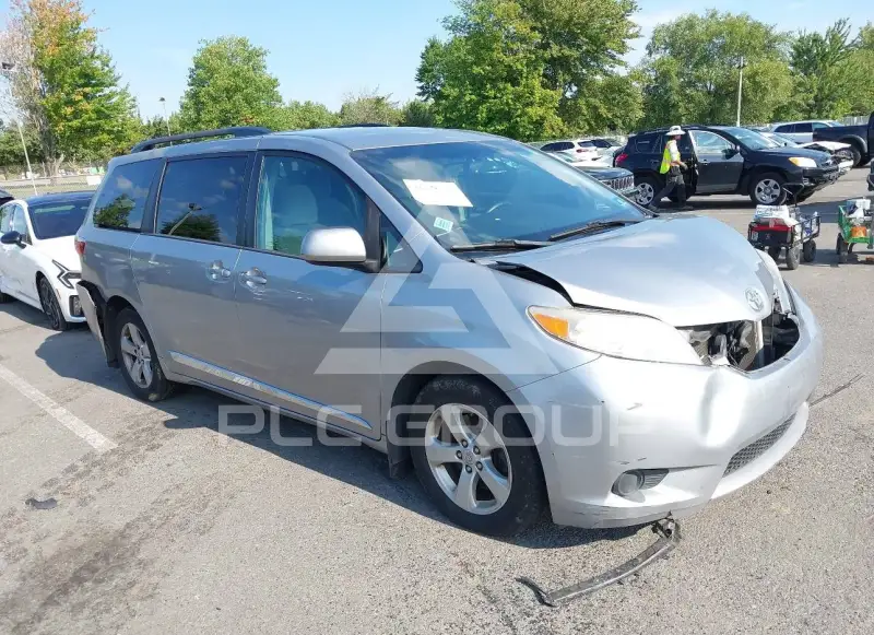 2017 Toyota SIENNA фото