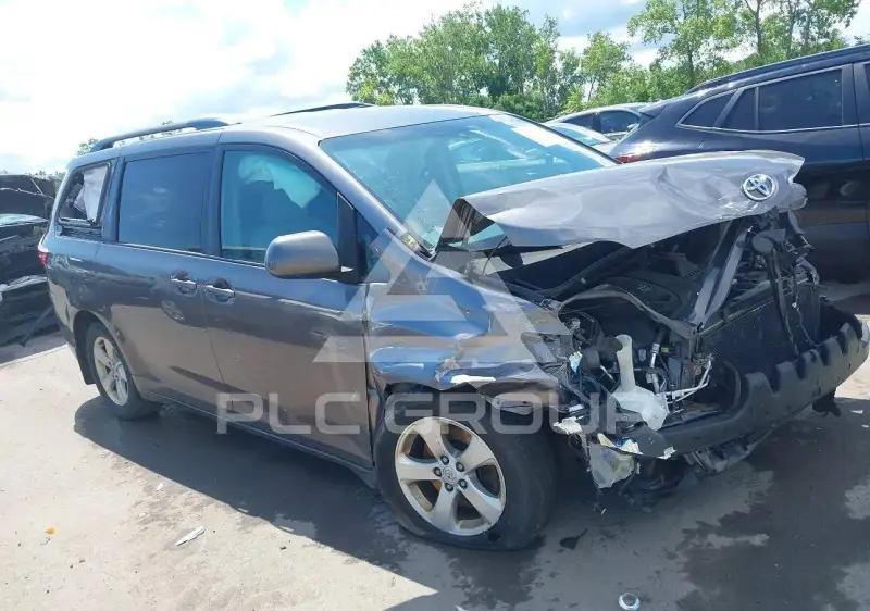 2017 Toyota SIENNA photo
