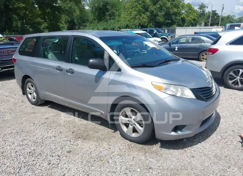 2017 Toyota SIENNA photo