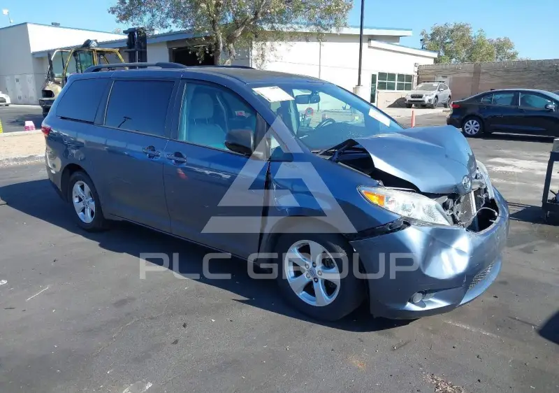 2017 Toyota SIENNA photo