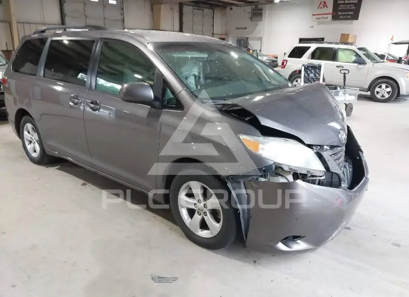 2017 Toyota SIENNA photo