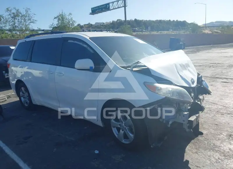 2017 Toyota SIENNA фото