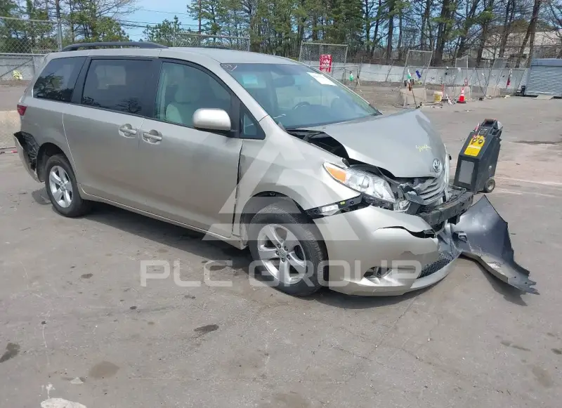 2017 Toyota SIENNA photo