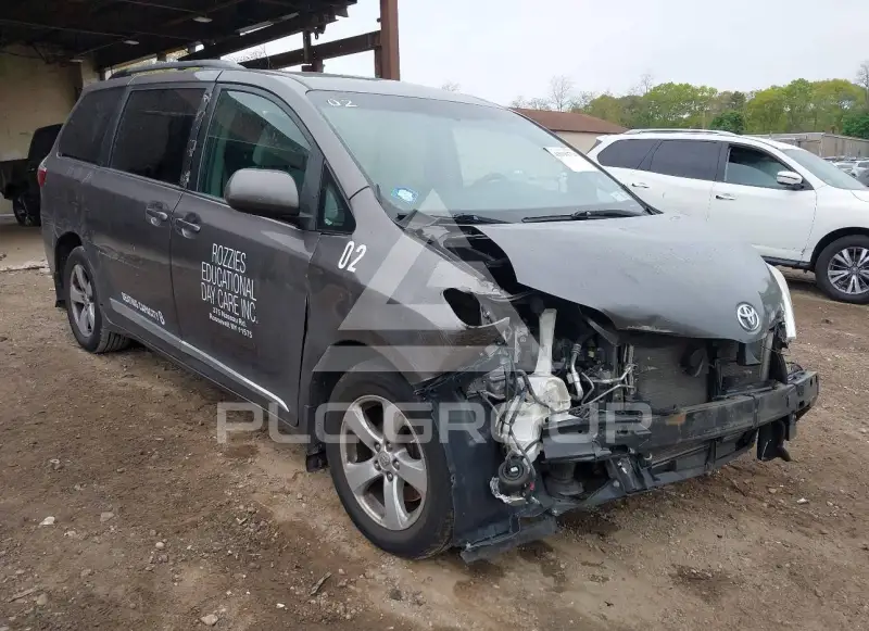 2017 Toyota SIENNA фото