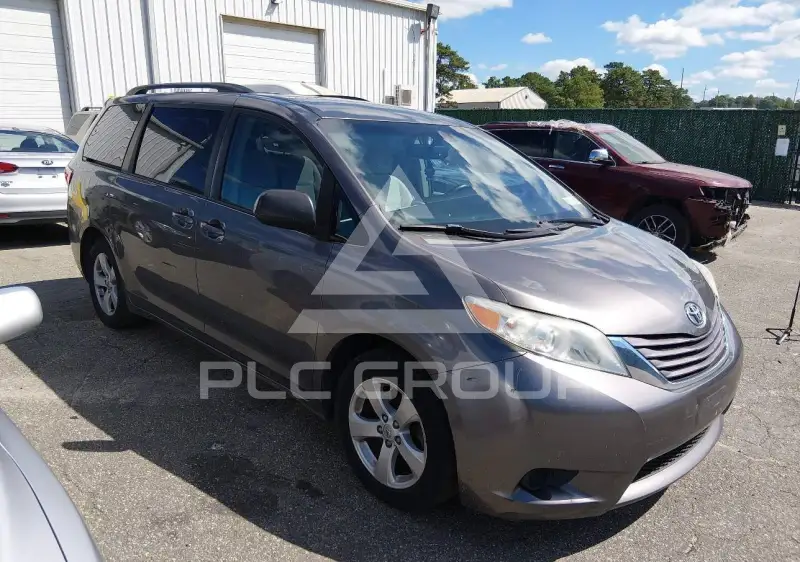 2017 Toyota SIENNA photo