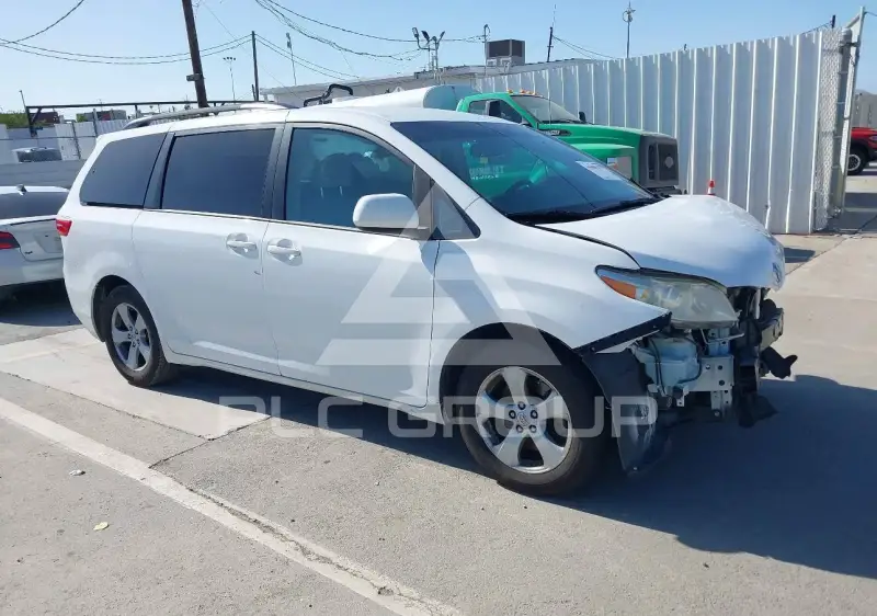 2017 Toyota SIENNA photo