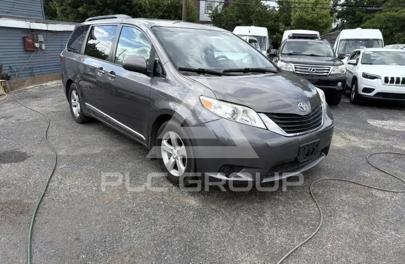 2017 Toyota SIENNA фото