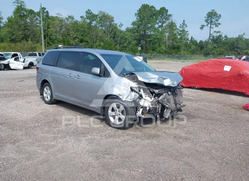 2017 Toyota SIENNA photo