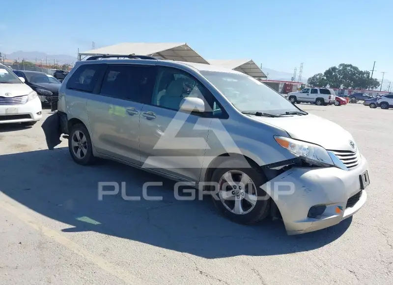 2017 Toyota SIENNA photo