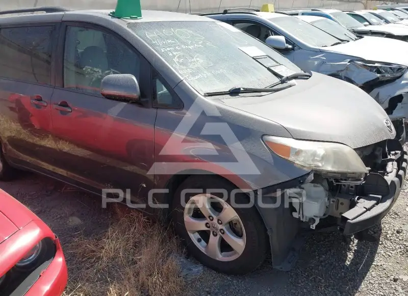 2017 Toyota SIENNA photo