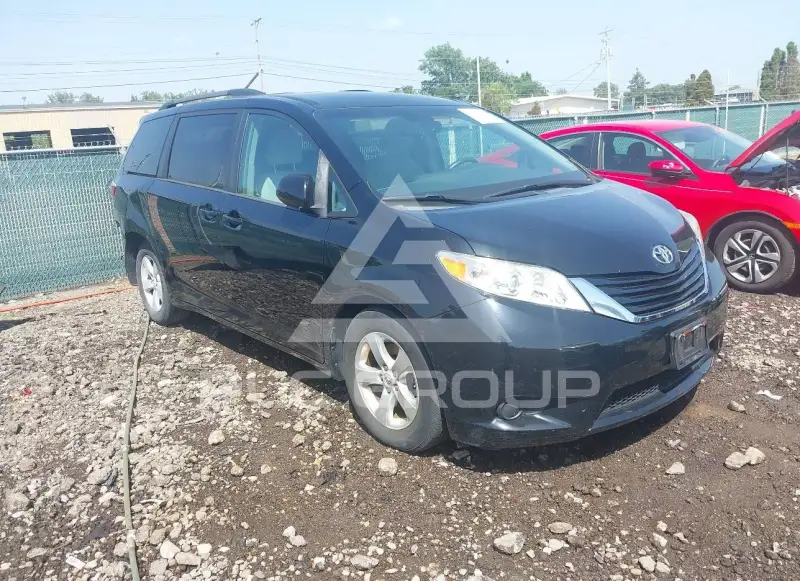 2017 Toyota SIENNA photo