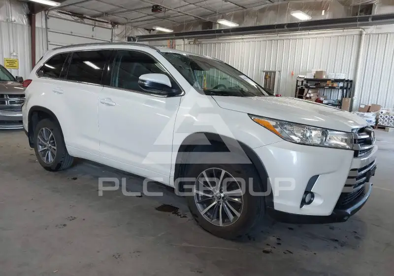 2017 Toyota Highlander photo