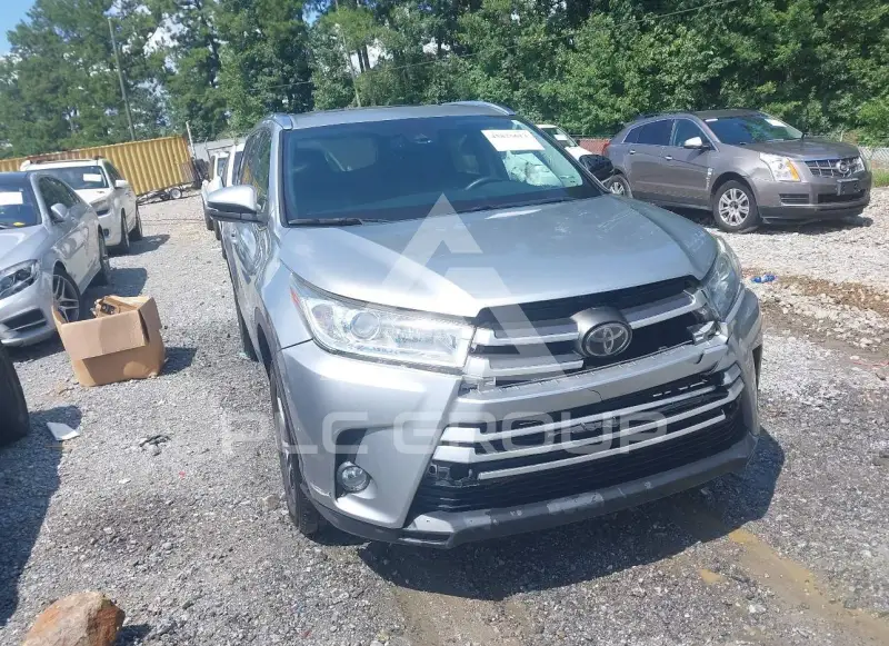 2017 Toyota Highlander photo