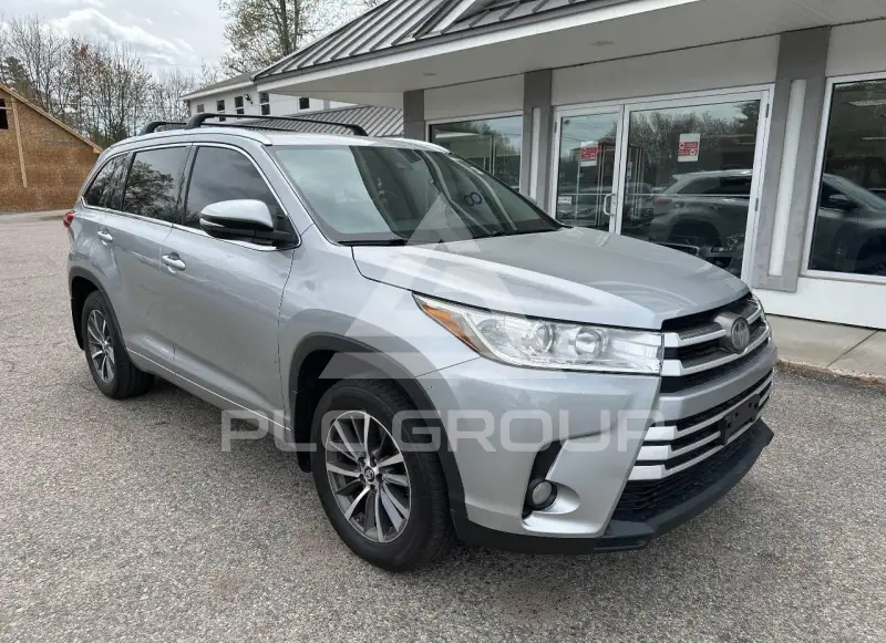 2017 Toyota Highlander photo