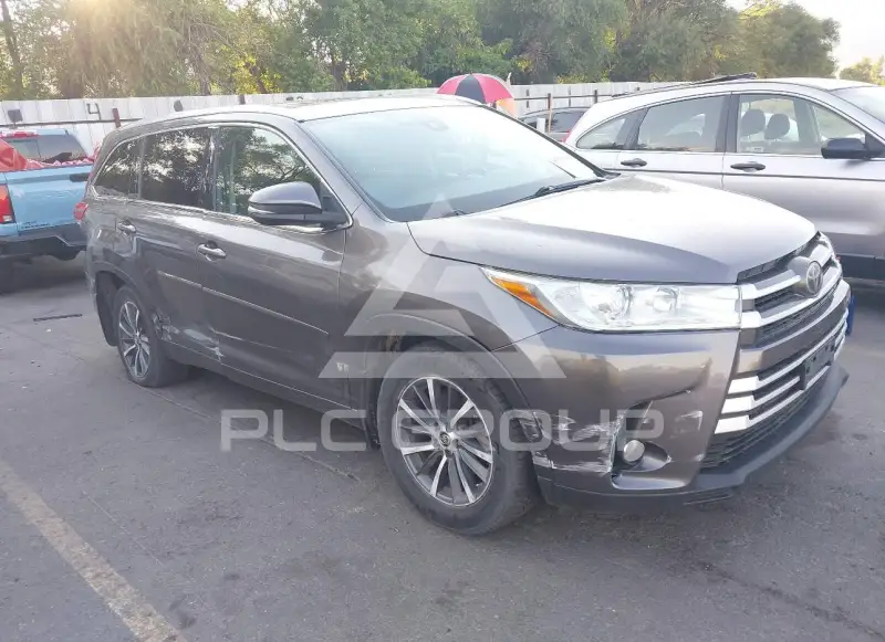 2017 Toyota Highlander photo