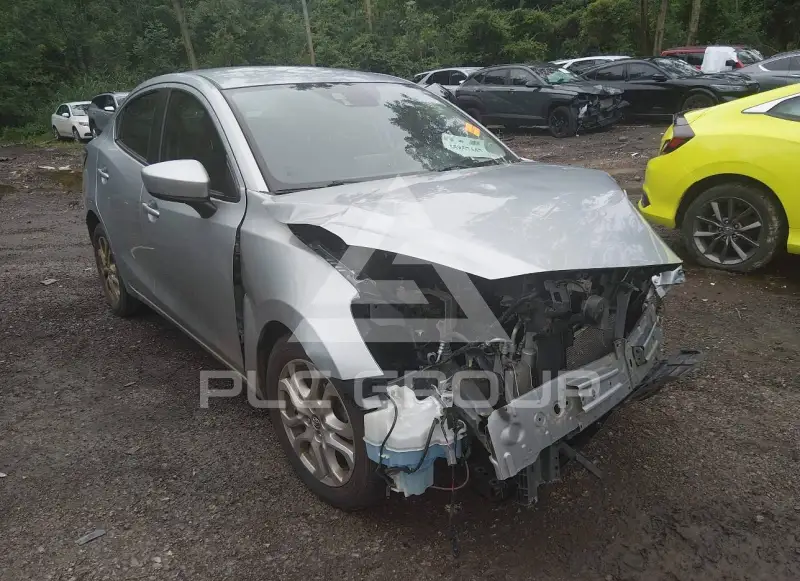 2017 Toyota YARIS photo