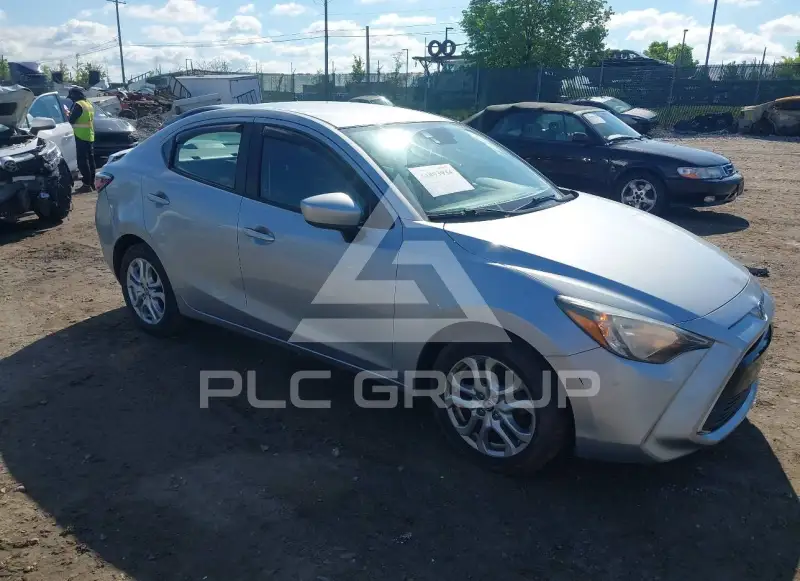 2017 Toyota YARIS фото