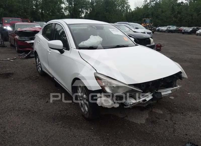 2017 Toyota YARIS фото