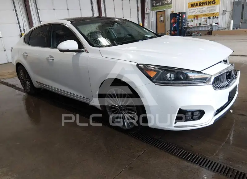 2017 KIA Cadenza photo