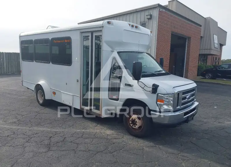 2017 Ford E-450 фото