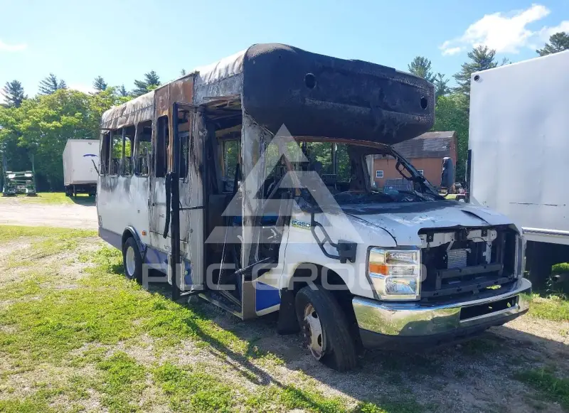 2017 Ford E-450 фото