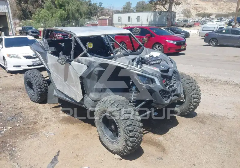 2018 Can-AM MAVERICK photo