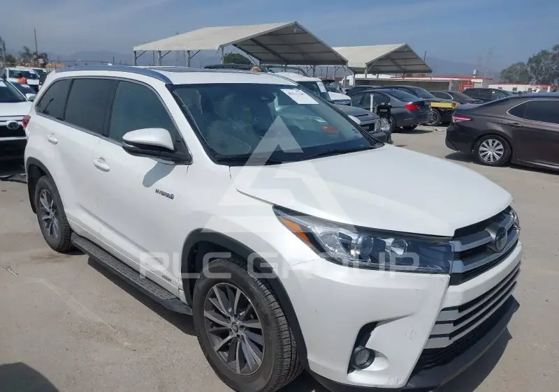 2018 Toyota Highlander photo