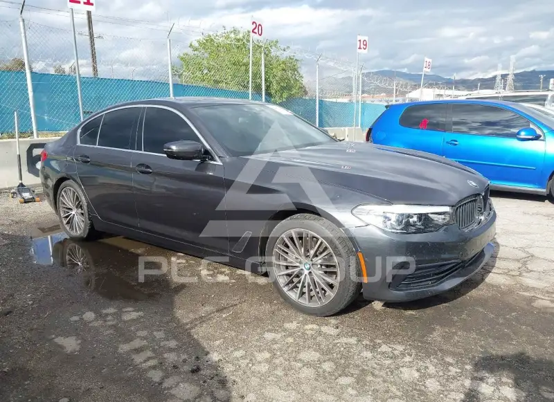 2020 BMW 530 photo
