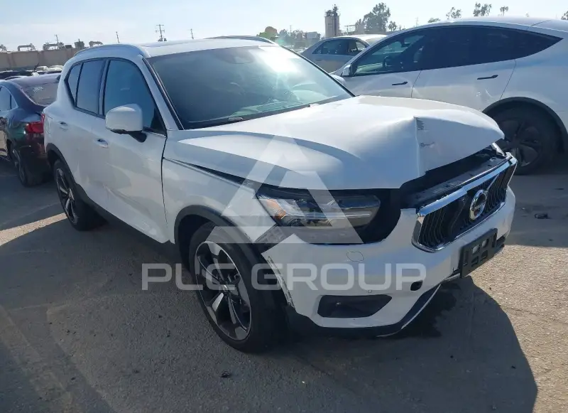 2020 Volvo XC40 фото