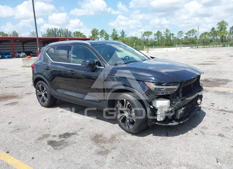 2020 Volvo XC40 фото