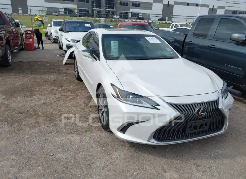 2020 Lexus ES350 photo