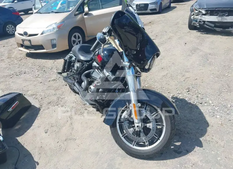 2021 Harley-Davidson FLHT photo