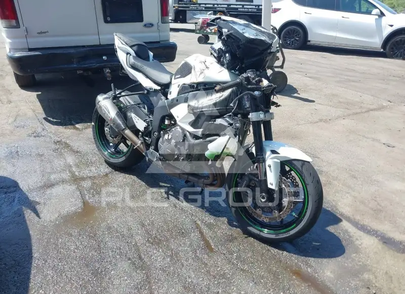 2021 Kawasaki ZX636 photo