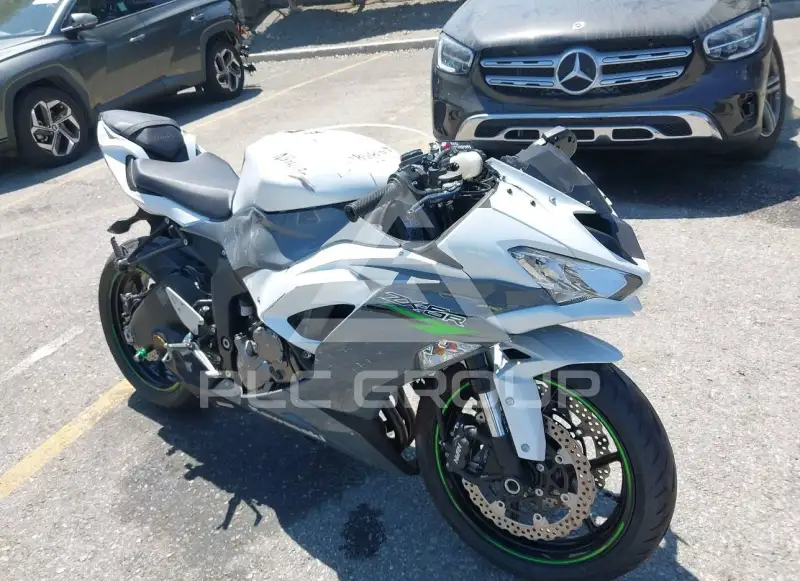 2021 Kawasaki ZX636 photo