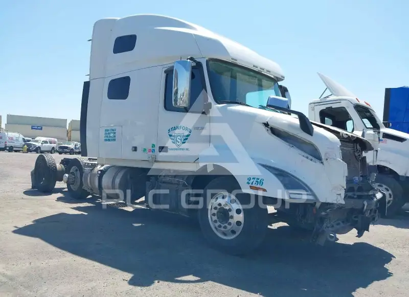 2021 Volvo VNL photo