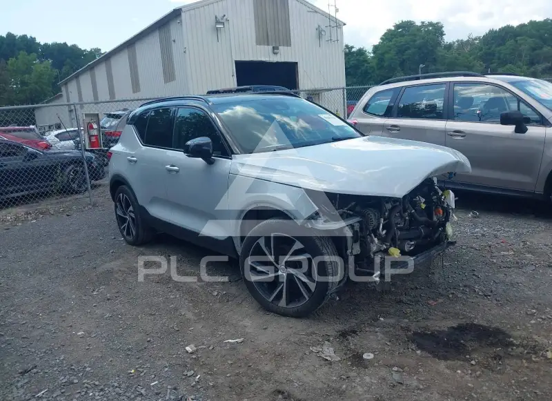 2021 Volvo XC40 фото