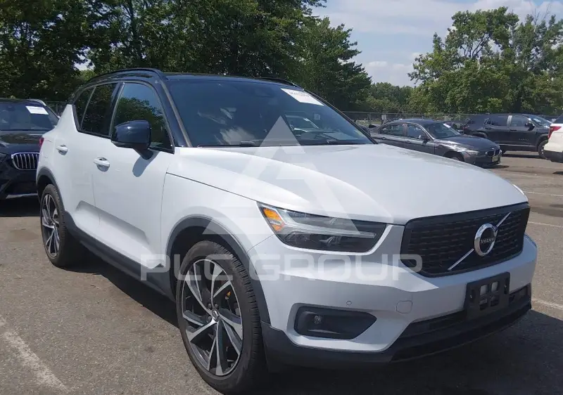 2021 Volvo XC40 фото