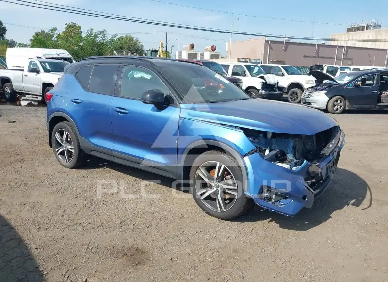 2021 Volvo XC40 фото