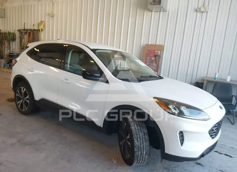 2021 Ford ESCAPE photo