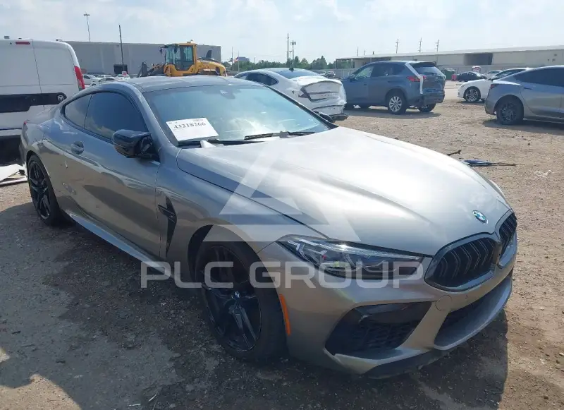 2022 BMW M8 фото