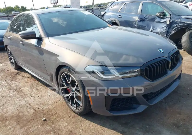 2022 BMW 550M фото