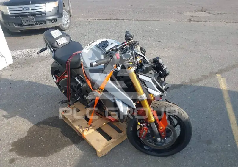 2022 Suzuki GSX-S фото